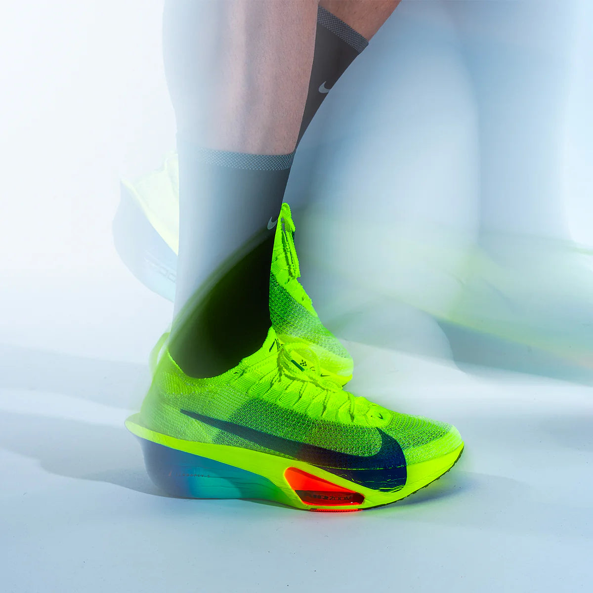 Chaussure de running jaune fluo en mouvement, Quatorze Running Paris