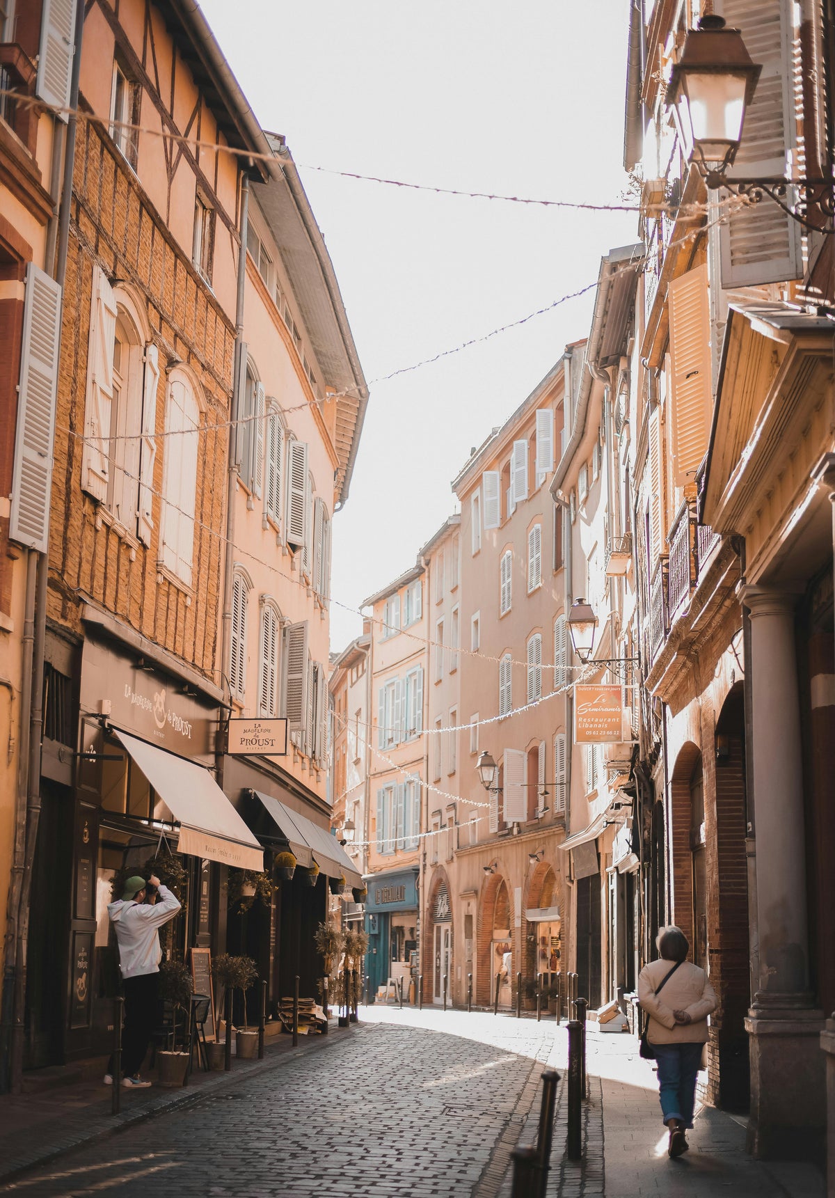 Rue en briques roses du centre de Toulouse