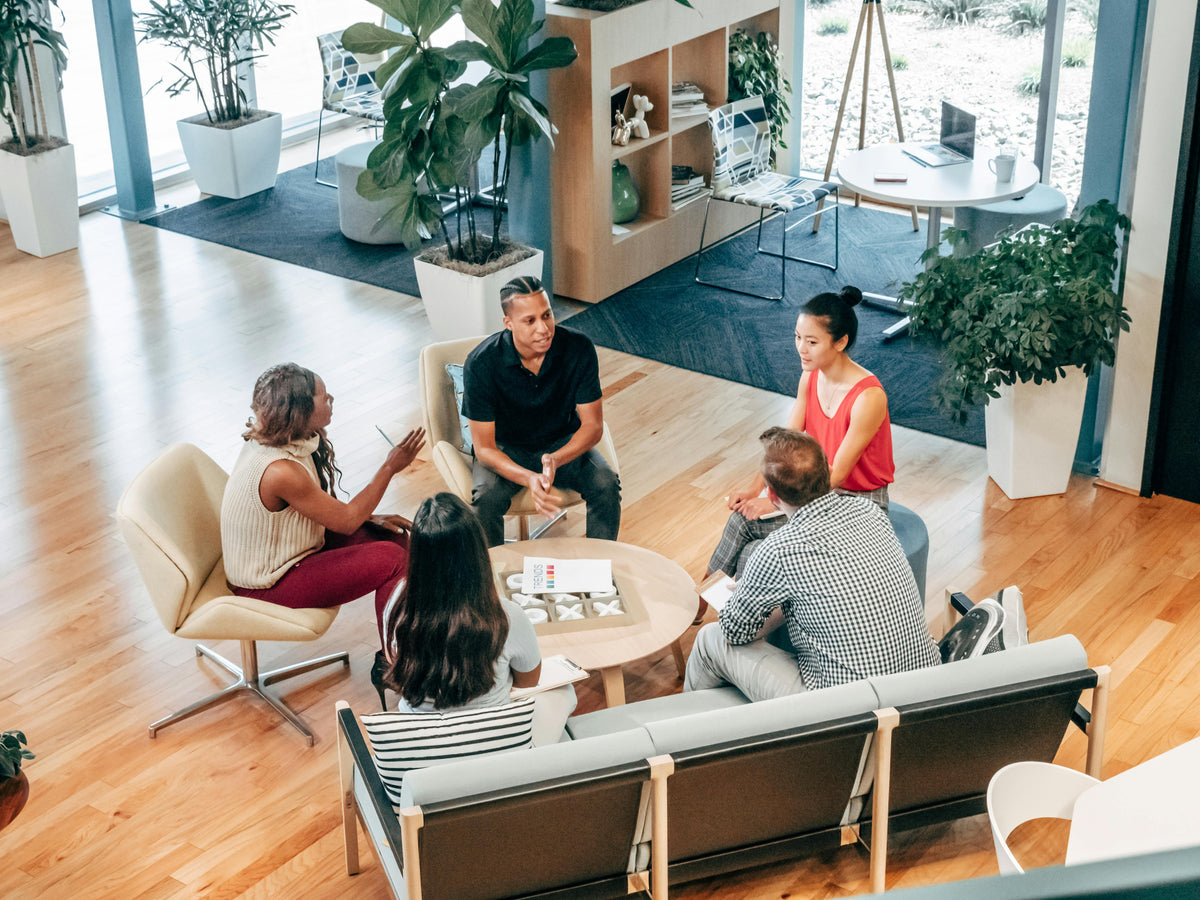 Réunion de travail dans un espace de bureau lumineux