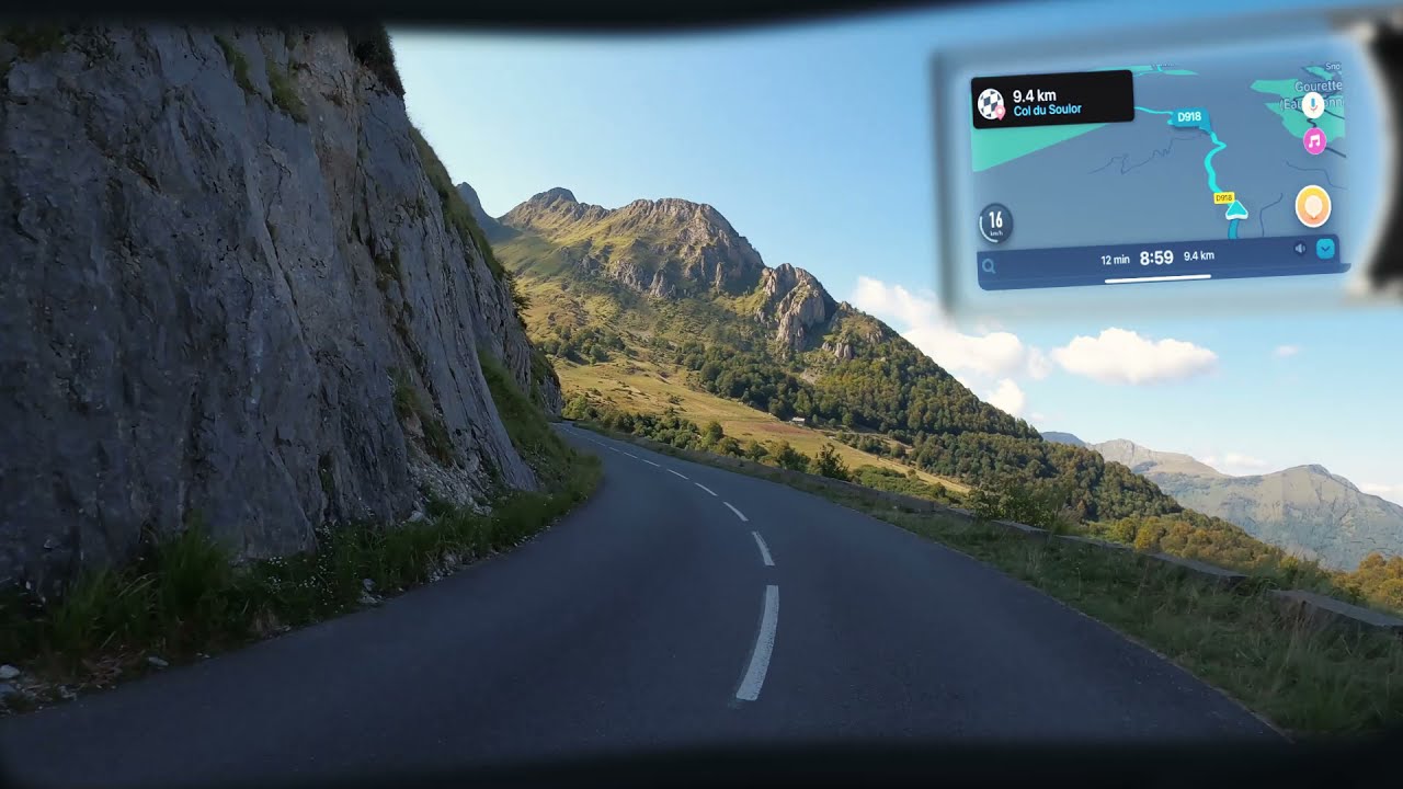 Navigation GPS Eyelights affichée sur une route de montagne